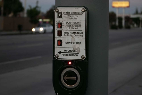 A street crossing signal with pedestrian instructions